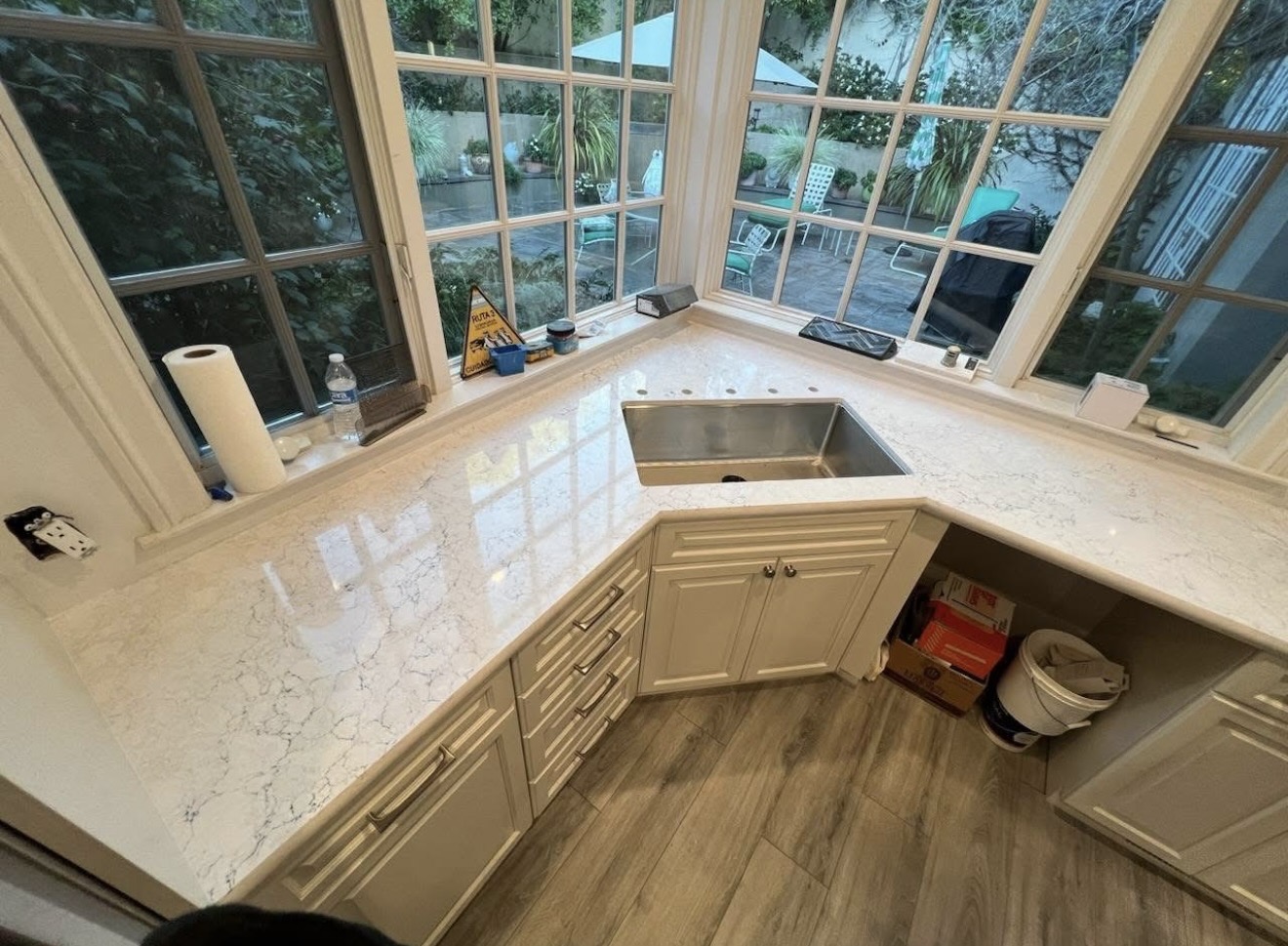 Quartz wraparound countertop with seamless sink surround